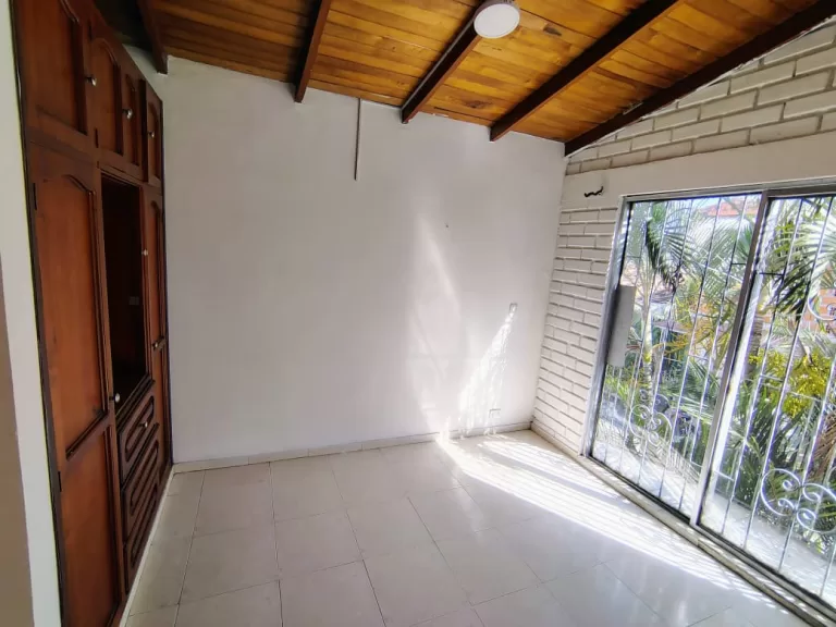 SE VENDE CASA ESQUINERA – LAURELES