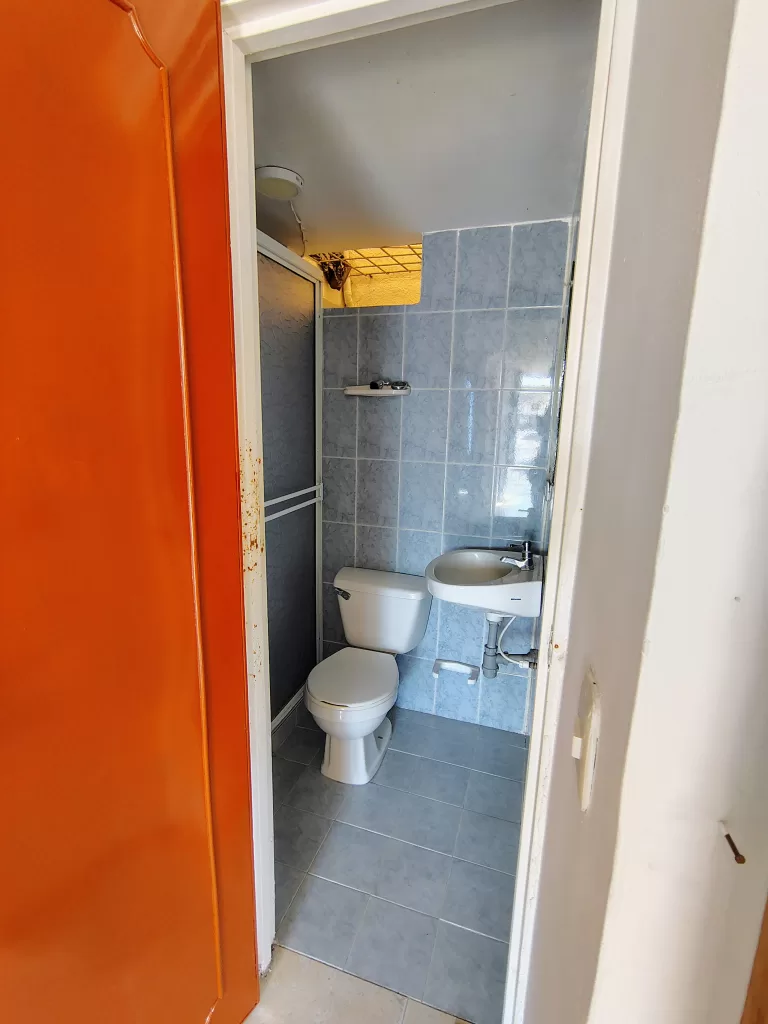 SE VENDE CASA ESQUINERA – LAURELES