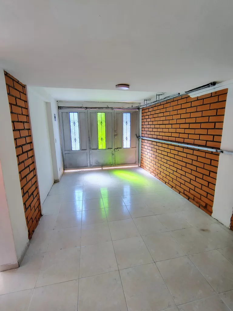 SE VENDE CASA ESQUINERA – LAURELES