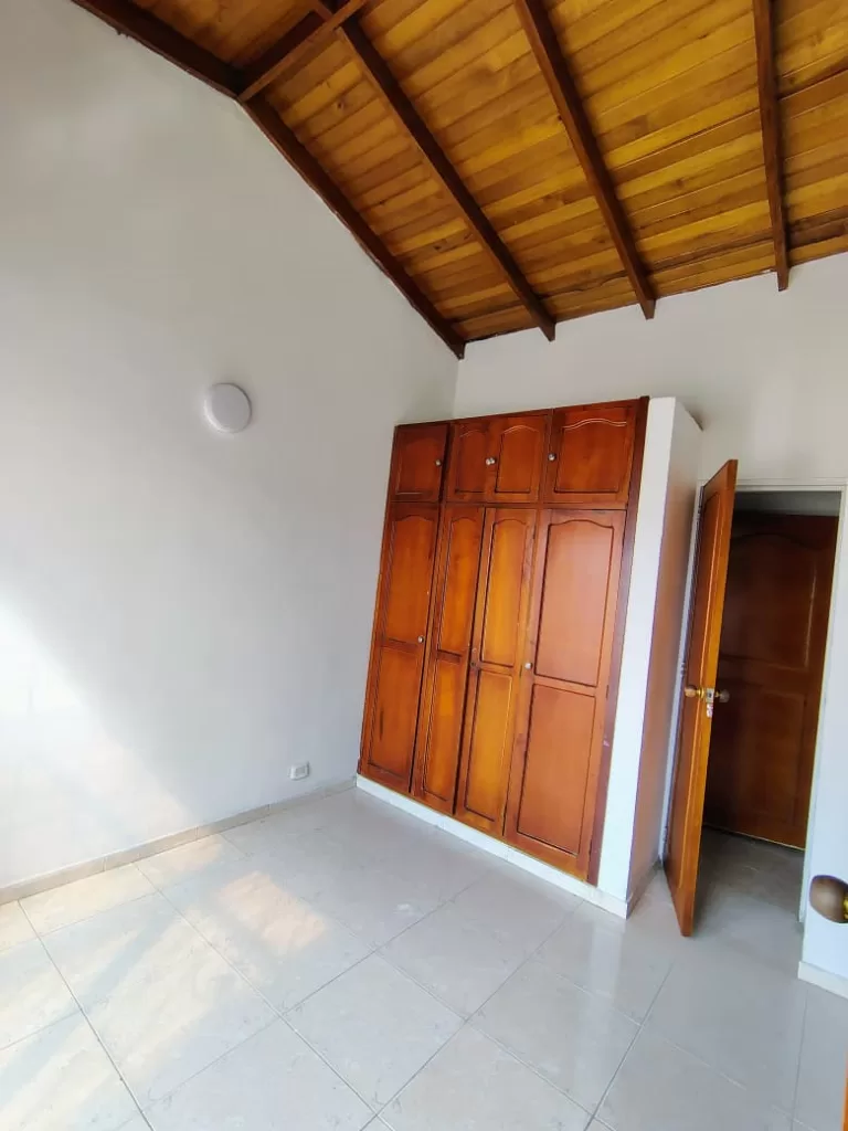 SE VENDE CASA ESQUINERA – LAURELES