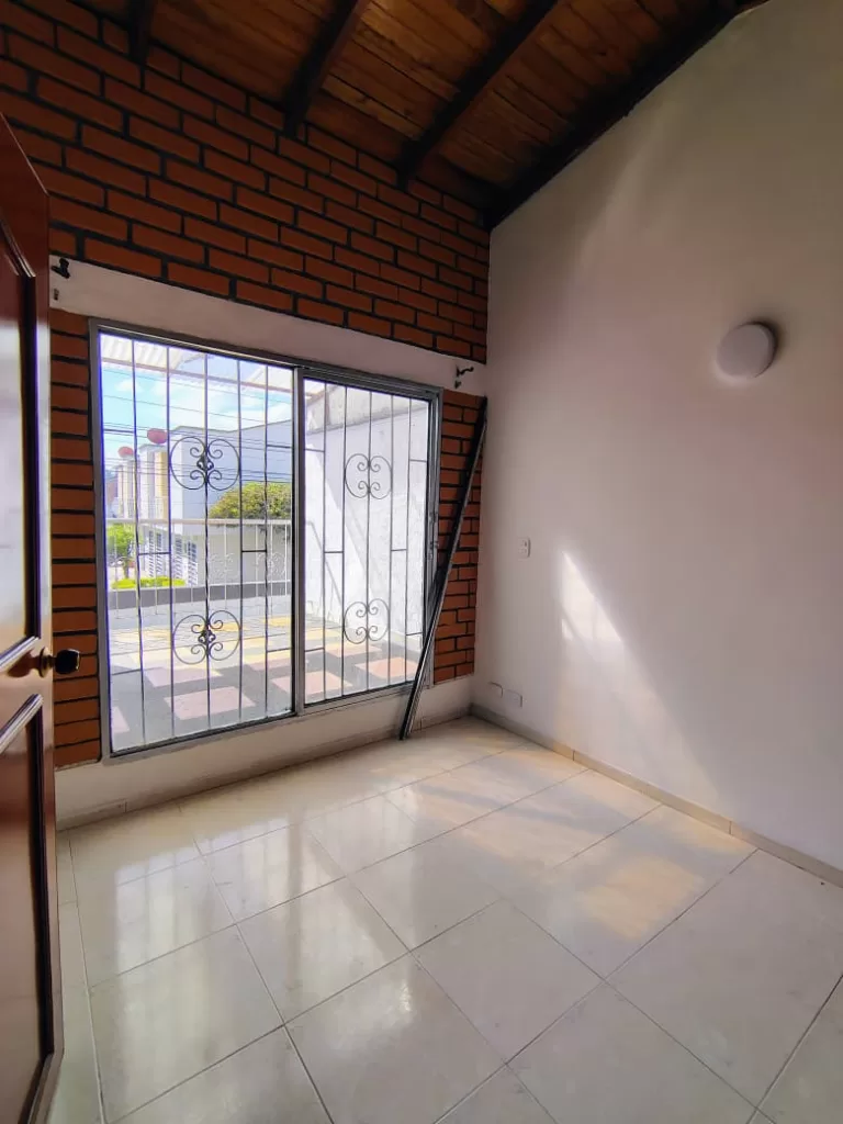 SE VENDE CASA ESQUINERA – LAURELES