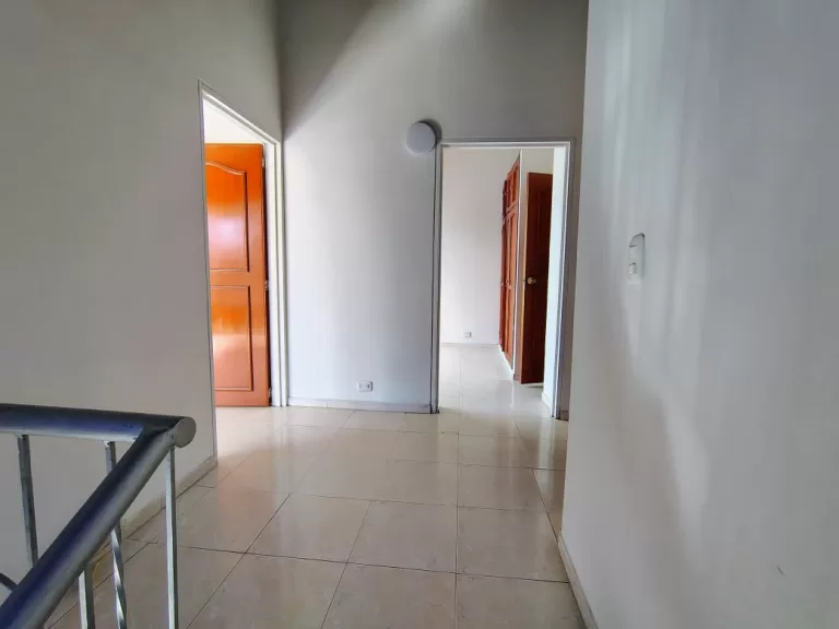 SE VENDE CASA ESQUINERA – LAURELES