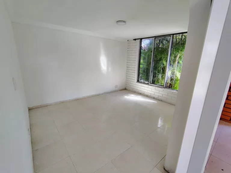 SE VENDE CASA ESQUINERA – LAURELES