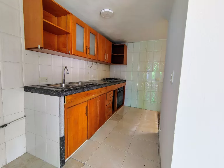 SE VENDE CASA ESQUINERA – LAURELES