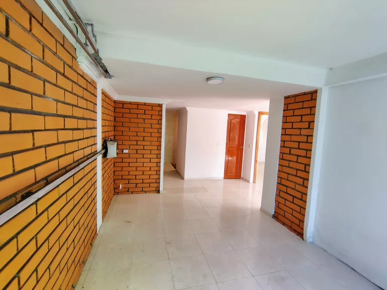 SE VENDE CASA ESQUINERA – LAURELES
