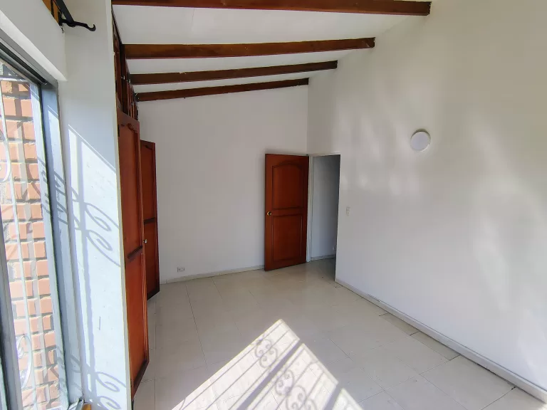 SE VENDE CASA ESQUINERA – LAURELES