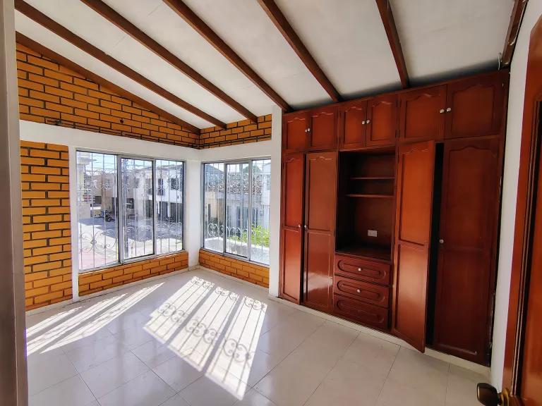 SE VENDE CASA ESQUINERA – LAURELES